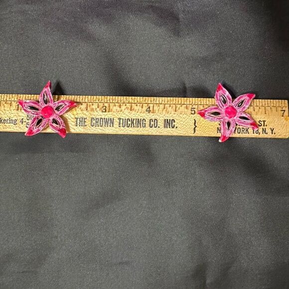 Vintage 60s Arthur Pepper Pink and black enamel metal flower clip-on Earrings - Picture 5 of 10